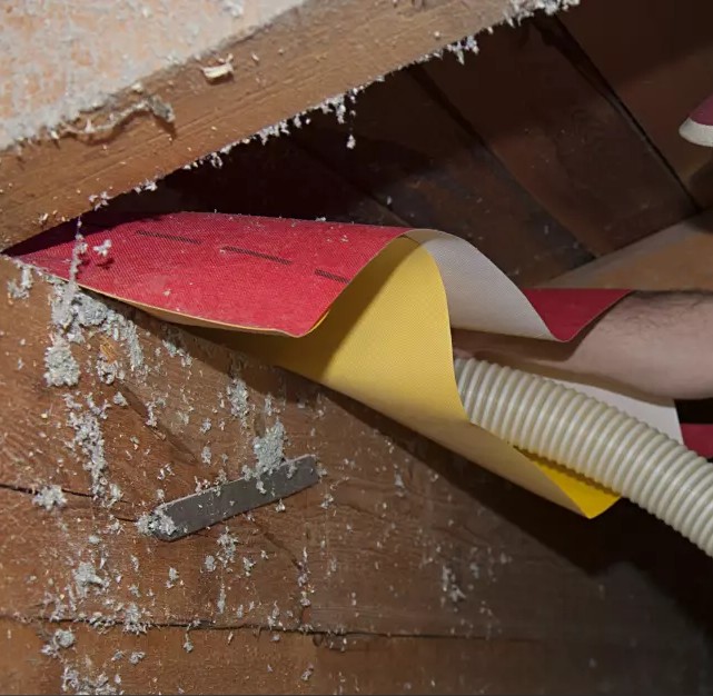 Dampfbremse und Schlauch an Holzwand montiert.